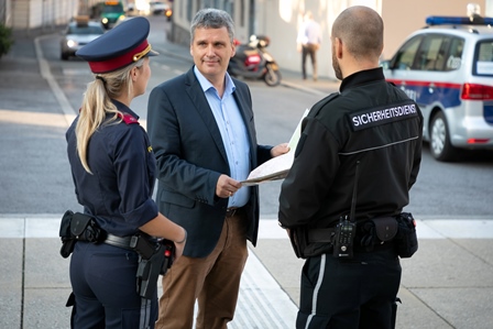 GF Lozinsek im Gespräch mit einem Sicherheitsmitarbeiter und der Polizei