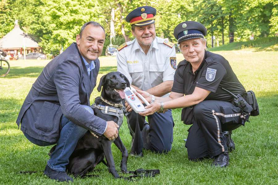 Gemeinsam für ein sicheres und rücksichtsvolles Miteinander in Graz: Vizebürgermeister Mario Eustacchio, Stadtpolizeikommandant Kurt Kemeter und Manuela, Mitarbeiterin der Ordnungswache. © Stadt Graz/Fischer Gemeinsam für ein sicheres und rücksichtsvolles Miteinander in Graz: Vizebürgermeister Mario Eustacchio, Stadtpolizeikommandant Kurt Kemeter und Manuela, Mitarbeiterin der Ordnungswache. © Stadt Graz/Fischer