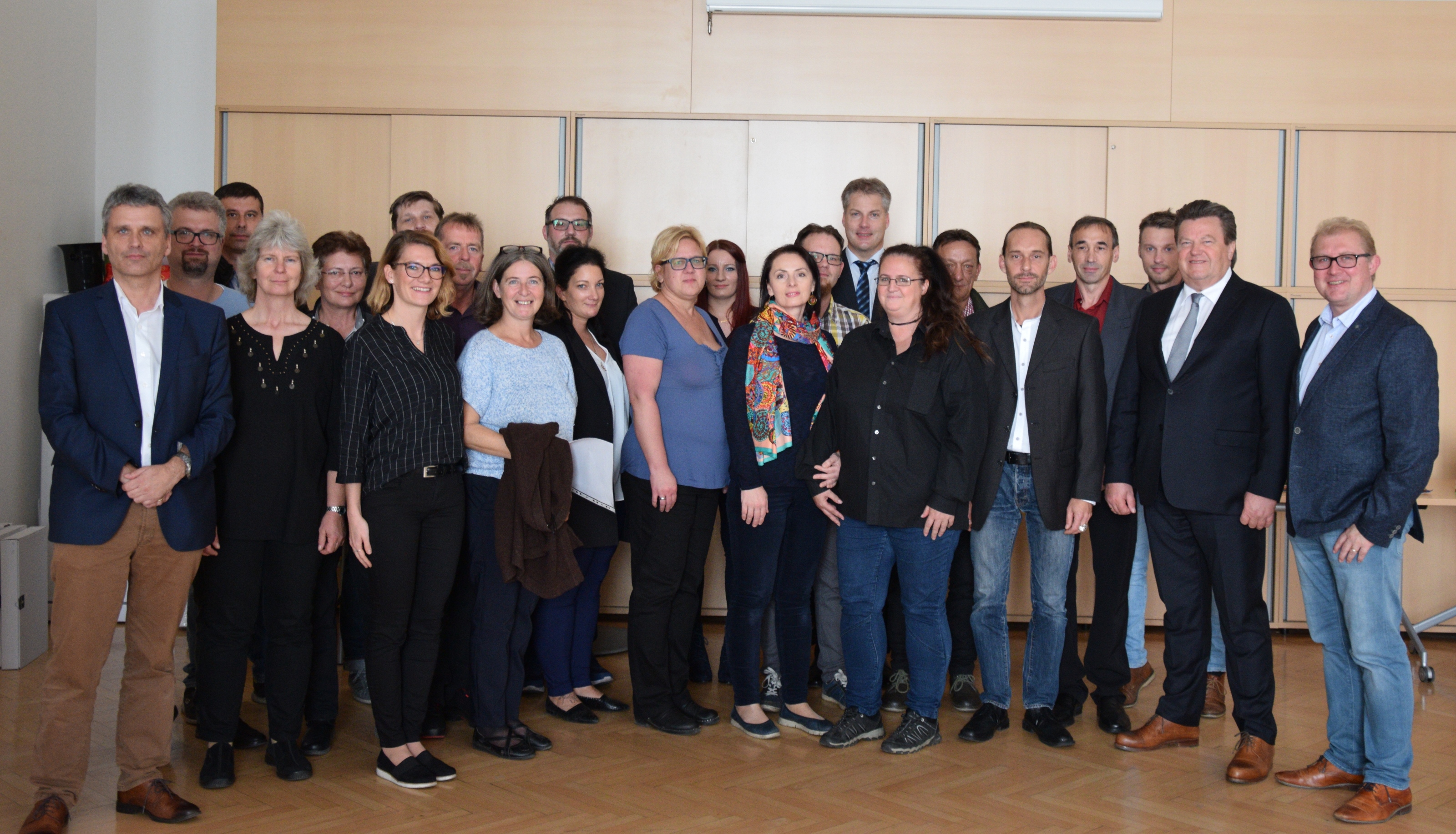 Gruppenbild mit Geschäftsführer Alexander Lozinsek, MSc (ganz links), Stadträtin Elke Kahr (neunte von links), Leiter des Parkgebührenreferates Dr. Gottfried Pobatschnig (zweiter von rechts), Leiter des Straßenamtes Dipl.-Ing. Thomas Fischer (erster von rechts), sowie u.a. den neuen MitarbeiterInnen der Verkehrsüberwachung