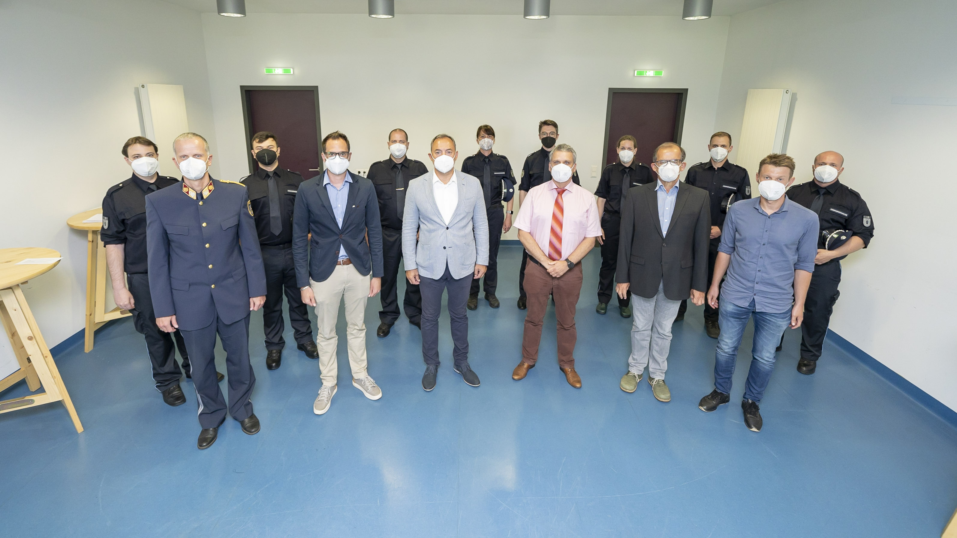Angelobung von acht neuen OrdnungswächterInnen der Stadt Graz: (v. l.) Helmut Richter, Landespolizeidirektion Steiermark, Gilbert Sandner, Sicherheitsmanager der Stadt Graz, Vizebürgermeister Mario Eustacchio, GPS-Geschäftsführer Alexander Lozinsek, Ausbilder Wolfgang Hübel und Thomas Lambauer, GPS. © Stadt Graz/Foto Fischer Angelobung von acht neuen OrdnungswächterInnen der Stadt Graz: (v. l.) Helmut Richter, Landespolizeidirektion Steiermark, Gilbert Sandner, Sicherheitsmanager der Stadt Graz, Vizebürgermeister Mario Eustacchio, GPS-Geschäftsführer Alexander Lozinsek, Ausbilder Wolfgang Hübel und Thomas Lambauer, GPS.