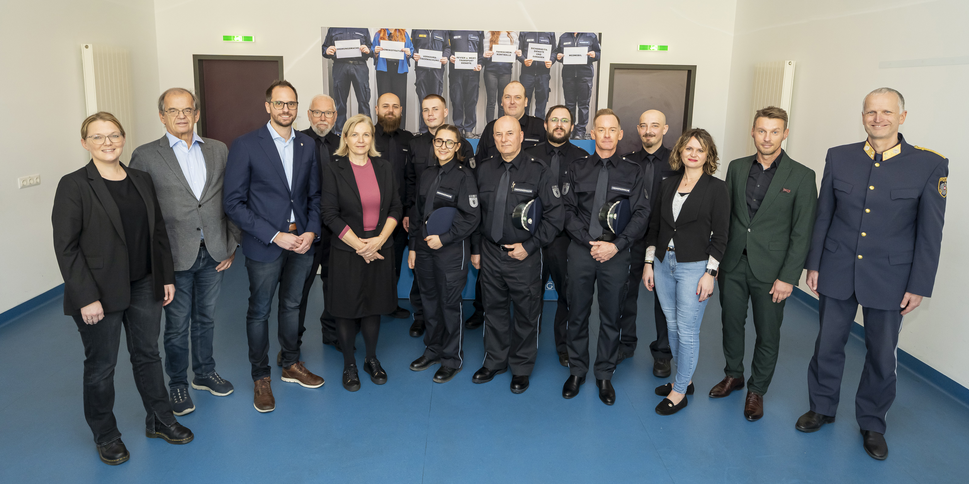 Angelobung von neun neuen Ordnungswächter:innen am 31. Oktober 2025 mit Vize-Bgm. Judith Schwentner (5. v. l.), Generalmajor Helmut Richter von der Landespolizeidirektion Steiermark (r), Sicherheitsmanager Gilbert Sandner (3. v. l.) und Thomas Lambauer, GPS (2. v. r.)..
